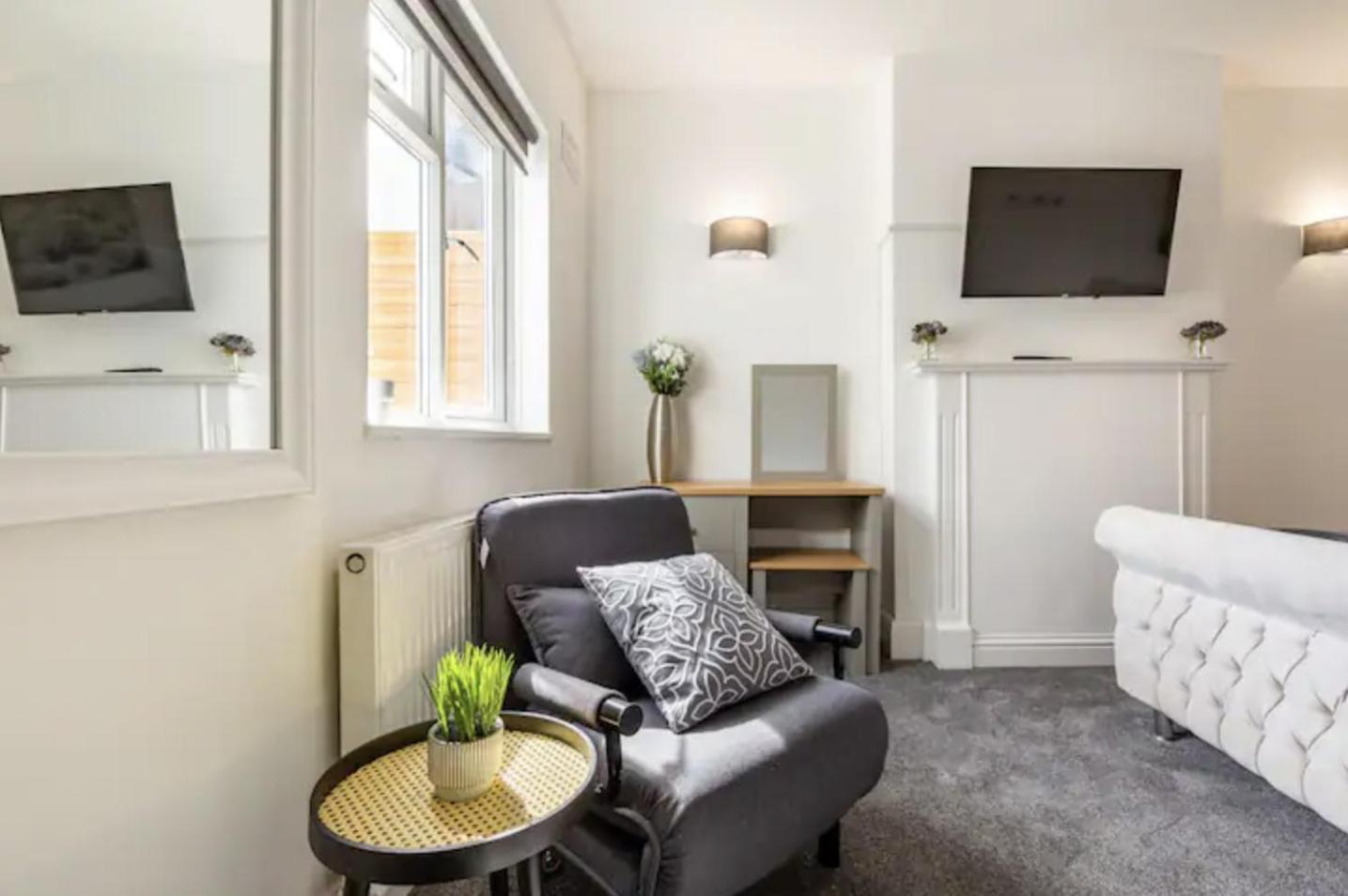 Luxury 3-Bed Apartment Near To London With Parking ホーンチャーチ 部屋 写真