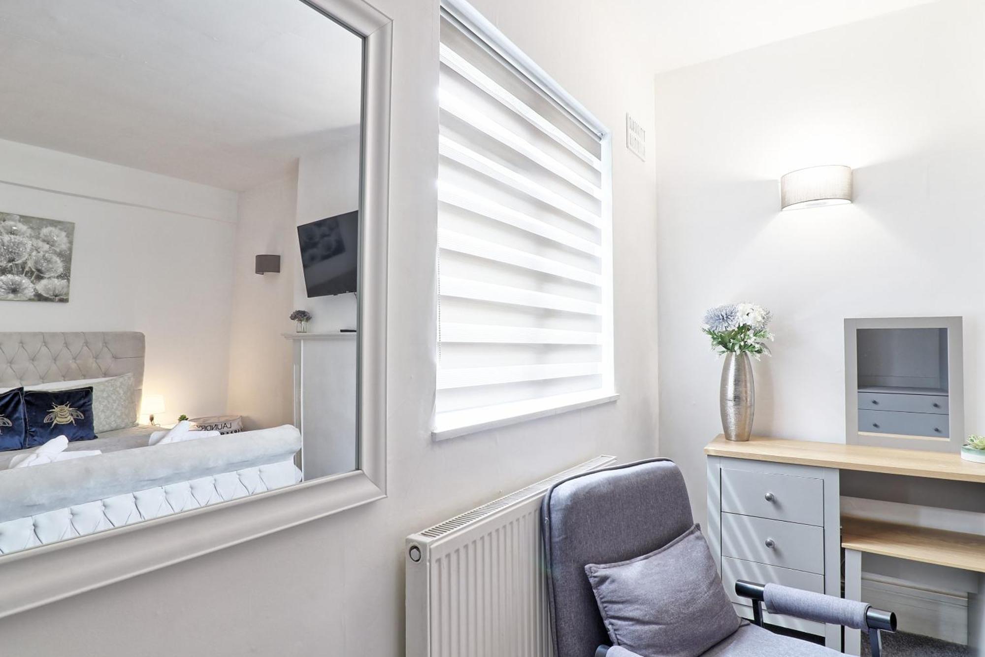 Luxury 3-Bed Apartment Near To London With Parking ホーンチャーチ エクステリア 写真
