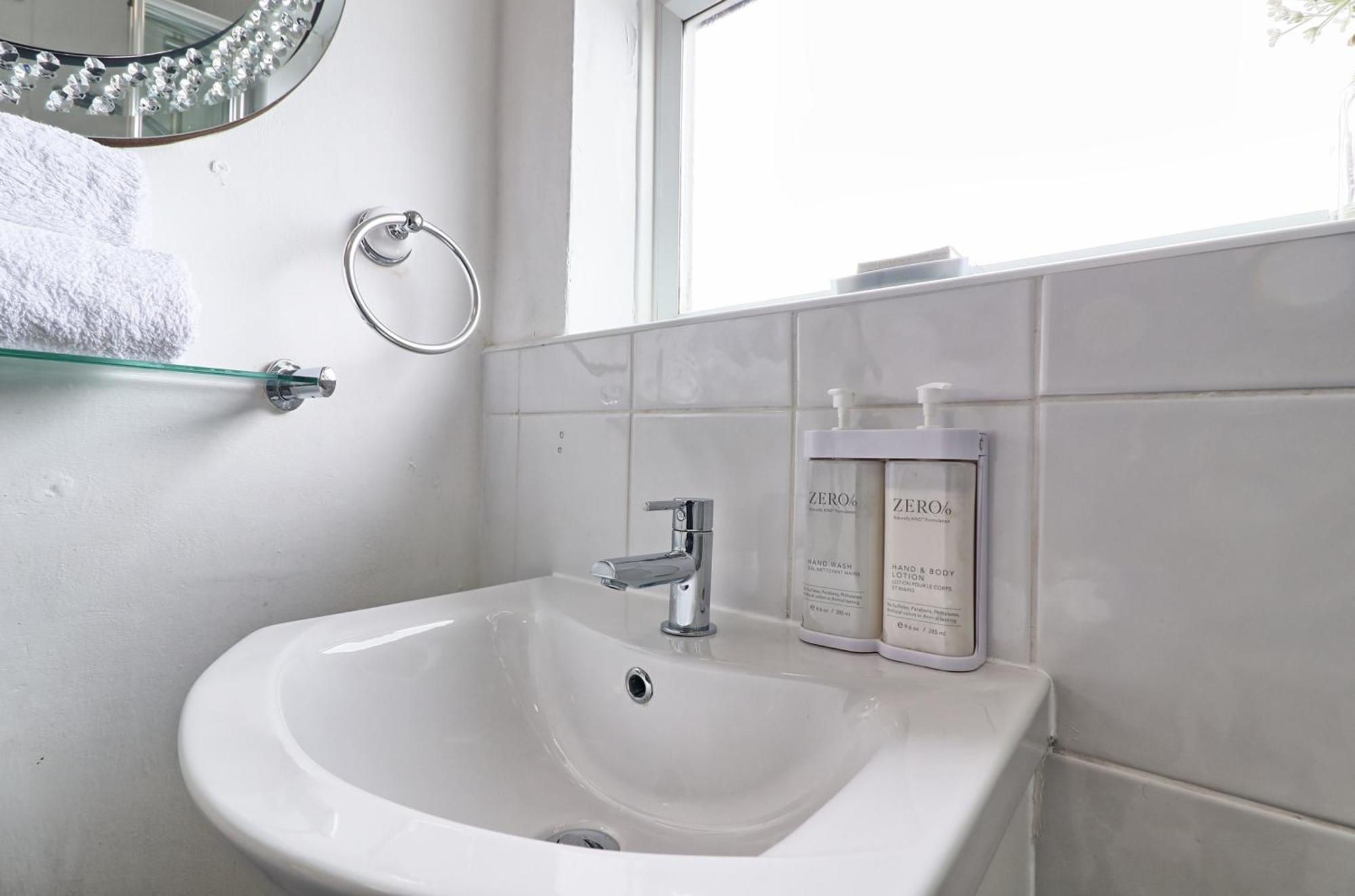 Luxury 3-Bed Apartment Near To London With Parking ホーンチャーチ エクステリア 写真