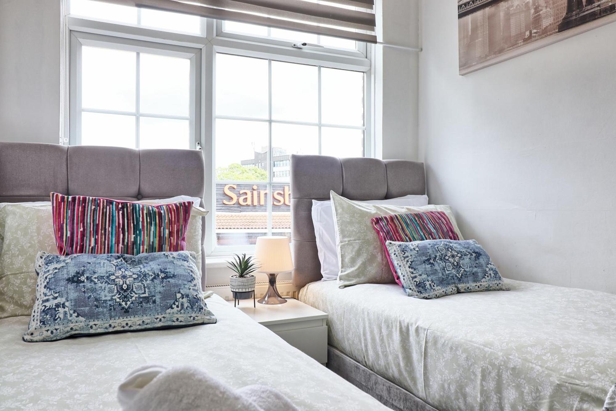 Luxury 3-Bed Apartment Near To London With Parking ホーンチャーチ エクステリア 写真