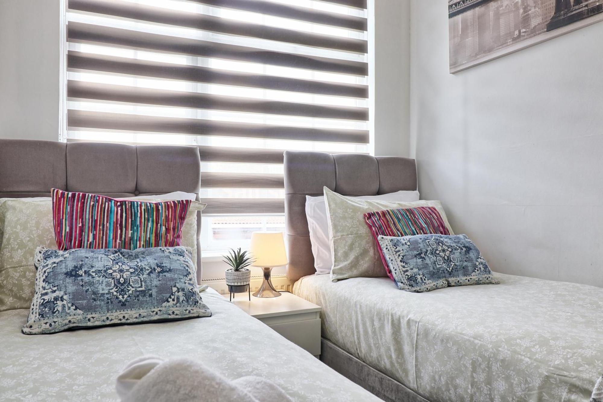 Luxury 3-Bed Apartment Near To London With Parking ホーンチャーチ エクステリア 写真